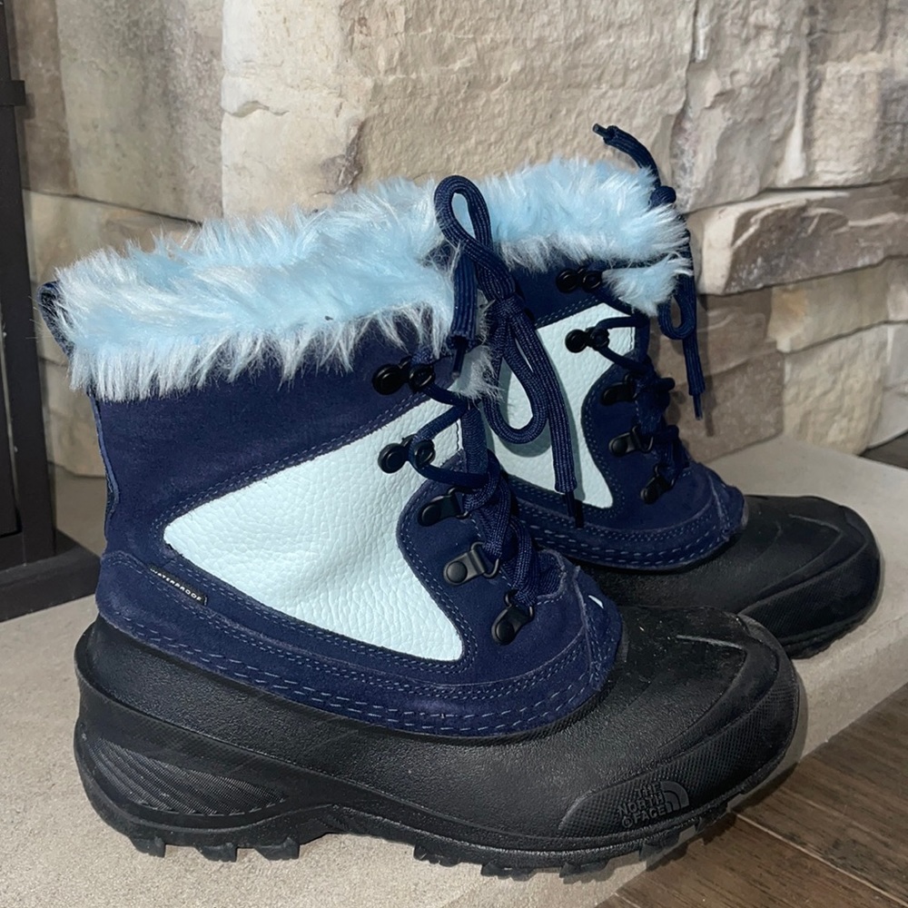 The North Face girls (youth) size 5 winter boots.  Excellent condition